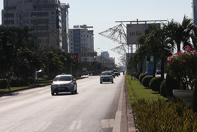 Dàn đèn gần 15 tỉ đồng chưa bàn giao đã tháo dỡ